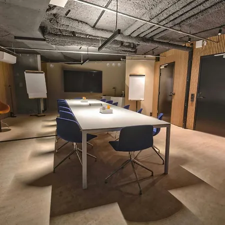 호텔 A Place To 3*
