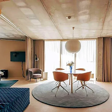 A Place To 호텔 3*